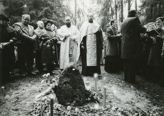 Первая панихида по погибшим на Левашовской пустоши 21 октября 1989 года.