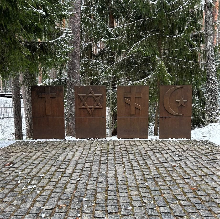Мемориал с символами разных религий, к которым принадлежали расстрелянные военнопленные.