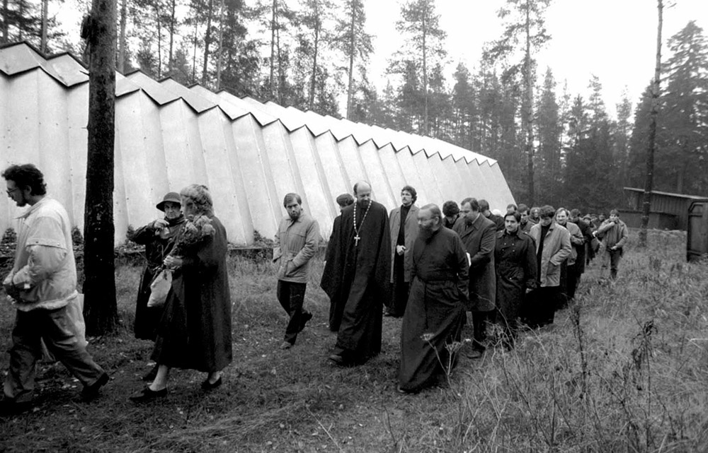Первая панихида по погибшим на Левашовской пустоши 21 октября 1989 года.