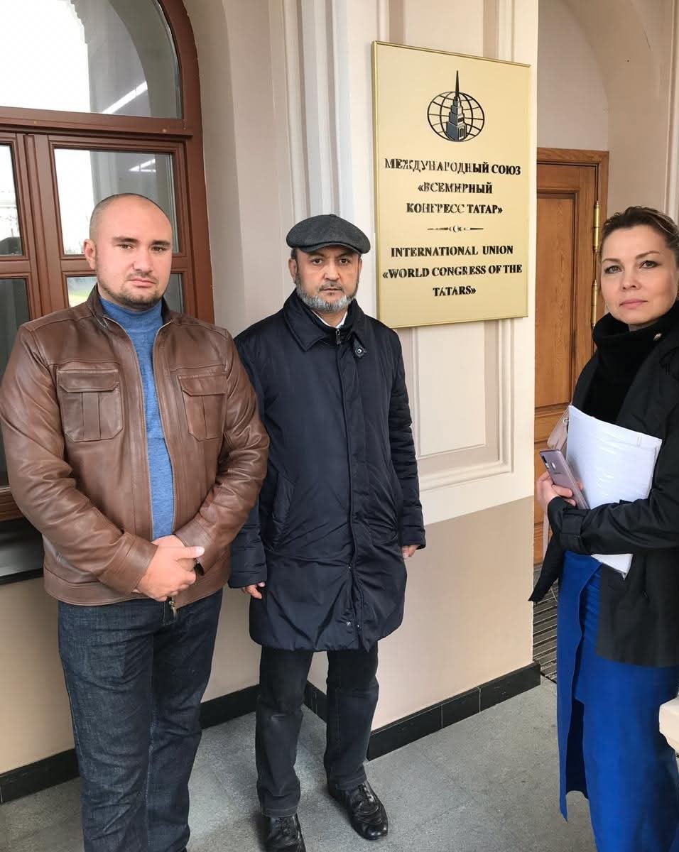 Руслан Нагиев, Бахром Хамроев и Зухра Хамроева у Всемирного татарского конгресса.