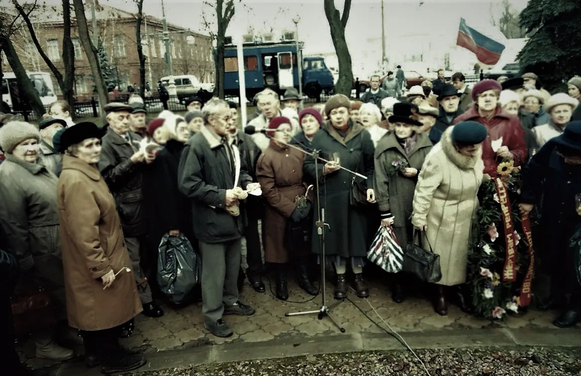 Тверь, 30 октября 2000 года. У микрофона Иосиф Дядькин / Архив Тверского Мемориала. 