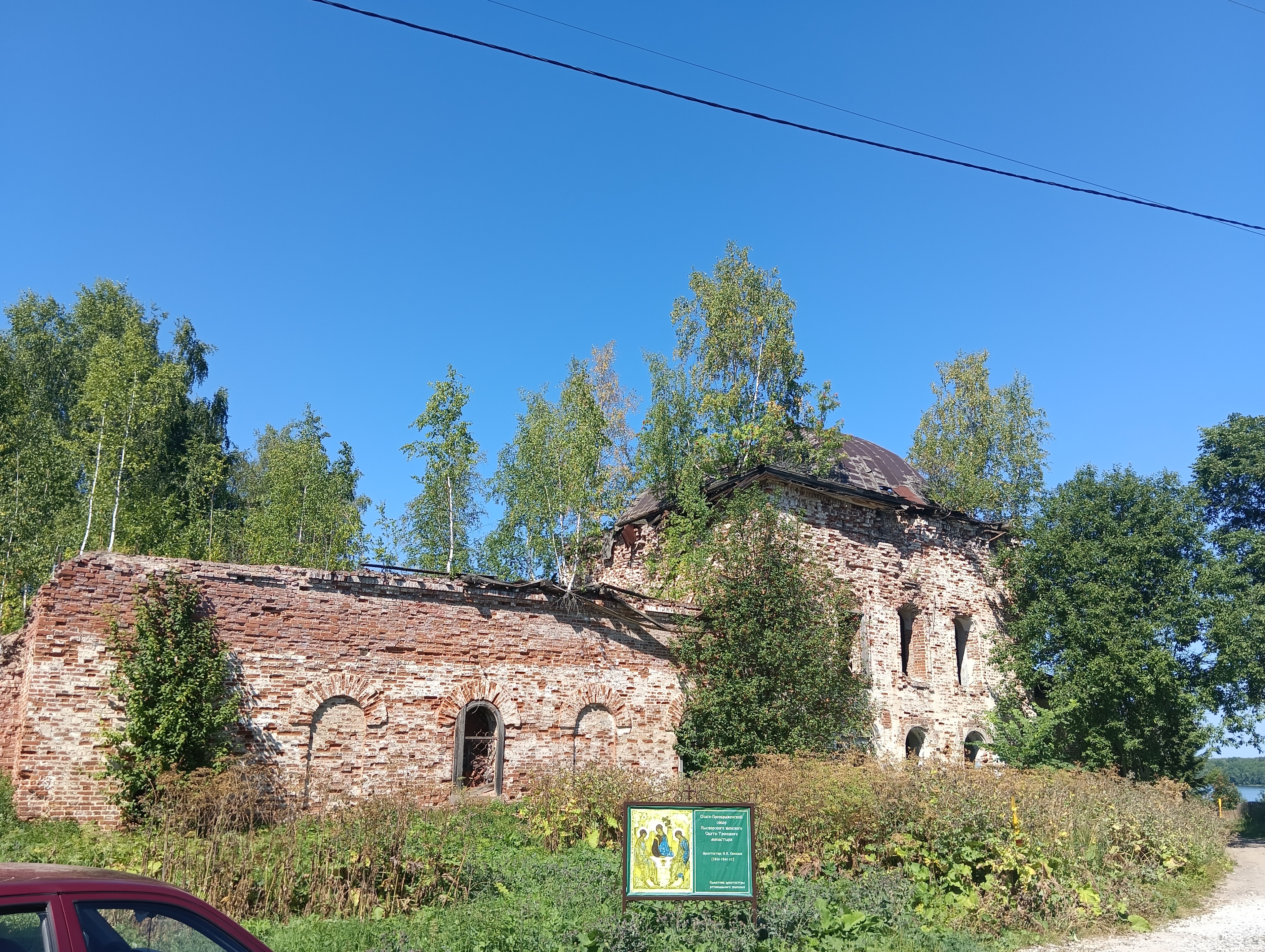 Руины храма в поселке Пыскор.