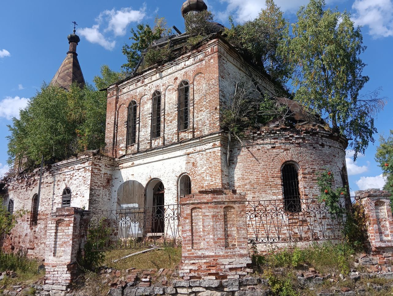Руины храма в селе Бондюг.