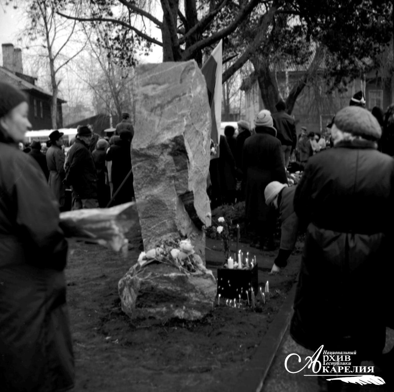 Камень-памятник на месте захоронения жертв политического террора, доставленный из «Сталинского карьера» Беломоро-Балтийского канала. 30.10.1991 г.