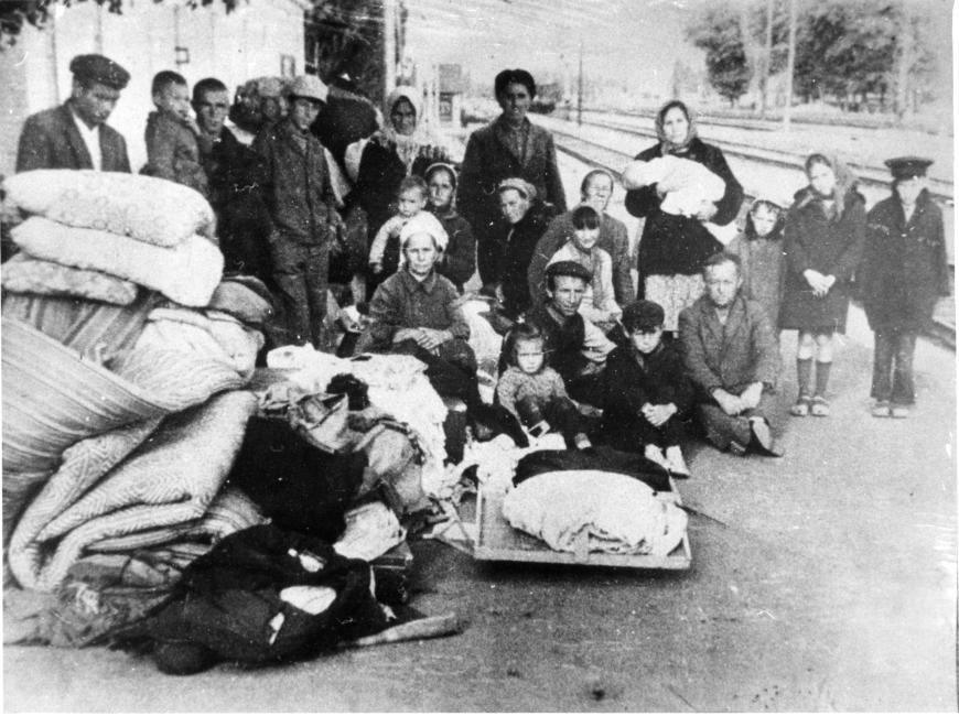 Семьи крымских татар, которым не дали вернуться в Крым, на станции Новоалексеевская в Херсонской области (Украина)