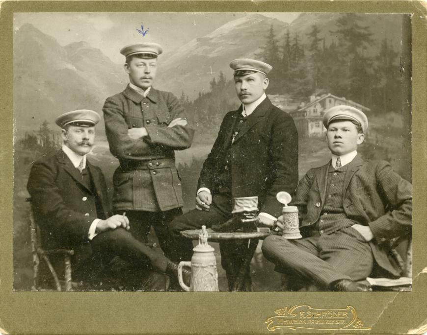 Германия, 1909, студенты техникума Миттвейда. Петр Ремпель — второй слева