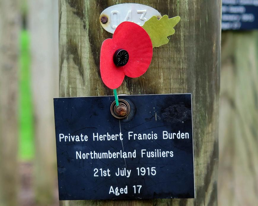 Памятный знак Герберту Бёрдену — фрагмент мемориала «расстрелянным на рассвете». Фото: Steve Bowen, Wiki Commons, CC-BY-SA