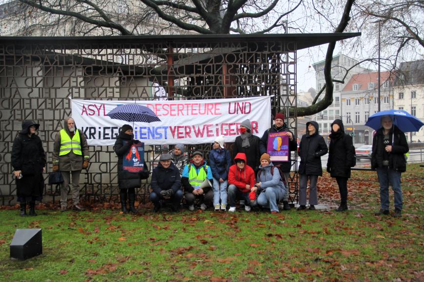 Митинг „Schutz und Asyl für Deserteure und Kriegsdienstverweigerer“ ( Защита и убежище для дезертиров и отказчиков) перед памятником дезертиров в Гамбурге, организованный российской диаспорой, 10 декабря 2023. Фото: Алексей Маркин