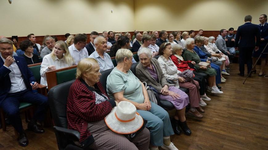 Заседание Карельского верховного суда о «геноциде советского народа», 19 июля 2024. В первом ряду сидят представительницы обществ узников концлагерей