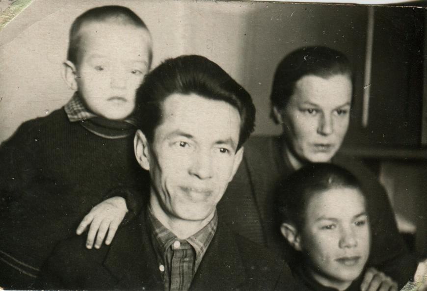 Иона Петрович Доронин с женой Марией Федоровной и сыновьями Леонардом и Владиславом [1936]
