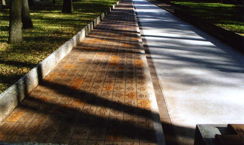 Мемориал жертвам тоталитаризма в Пятихатках. Фото: katynpromemoria.pl