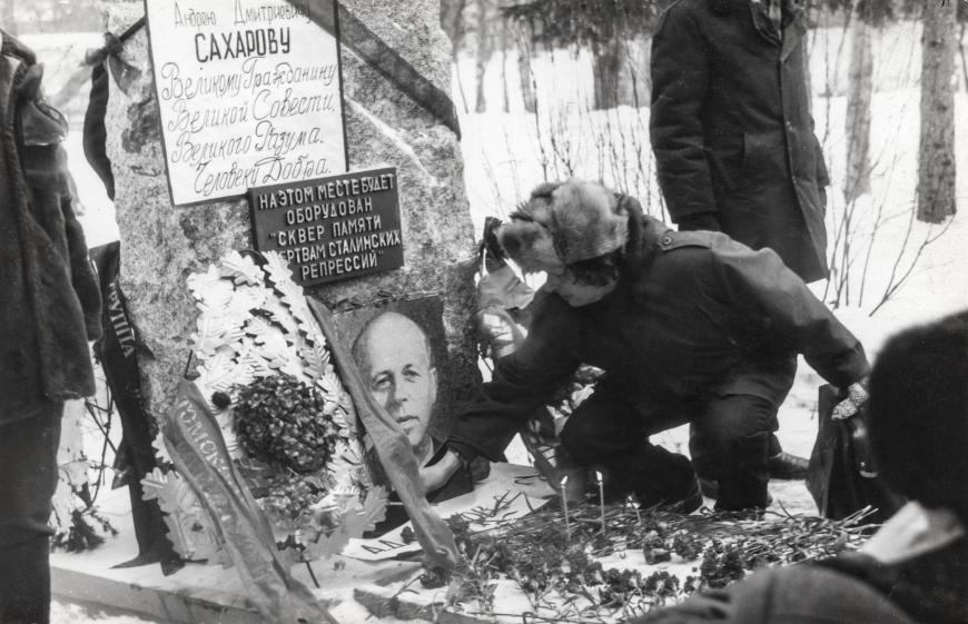 Траурное мероприятие в день похорон Сахарова в Томске. 18 декабря 1989. Фото: архив Томского Мемориала