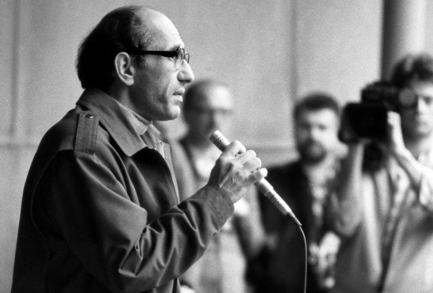 Митинг в Юсуповском саду в Ленинграде, 14 июня 1988. Фото: Владимир Меклер / Фонд Иофе